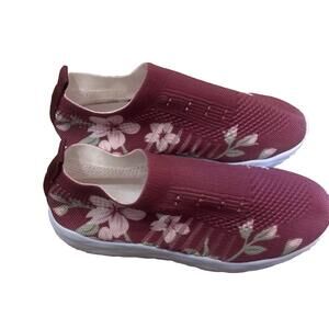👠😎❤️ Burgundy Floral Slip on Sneaker Size 6
